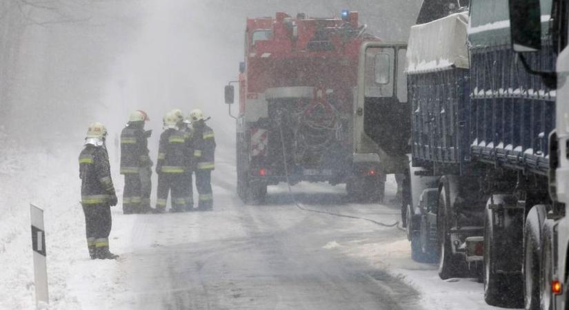 Orkánerejű szél és hótorlaszok: káoszba fulladt a közlekedés (galéria)