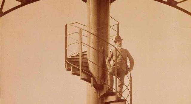 Árverésre bocsátják az Eiffel-torony eredeti csigalépcsőjének egy darabját