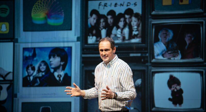 „Bezzeg az én időmben!” – Új színházi produkció segíti a generációk közti megértést Steigervald Krisztiánnal