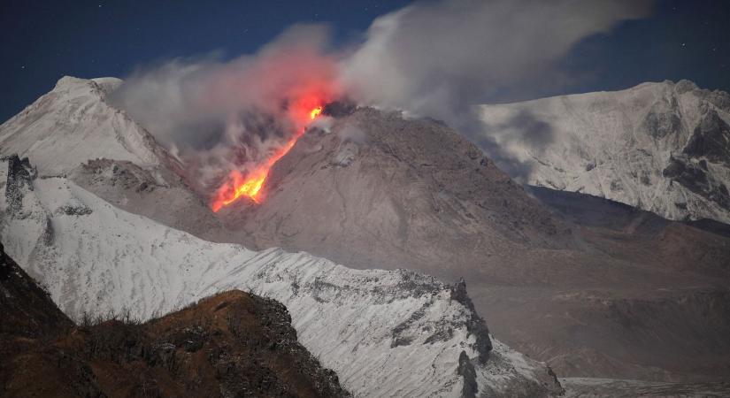 Vörös fokozatot rendeltek el a légi közlekedésben a kamcsatkai vulkánkitörés miatt