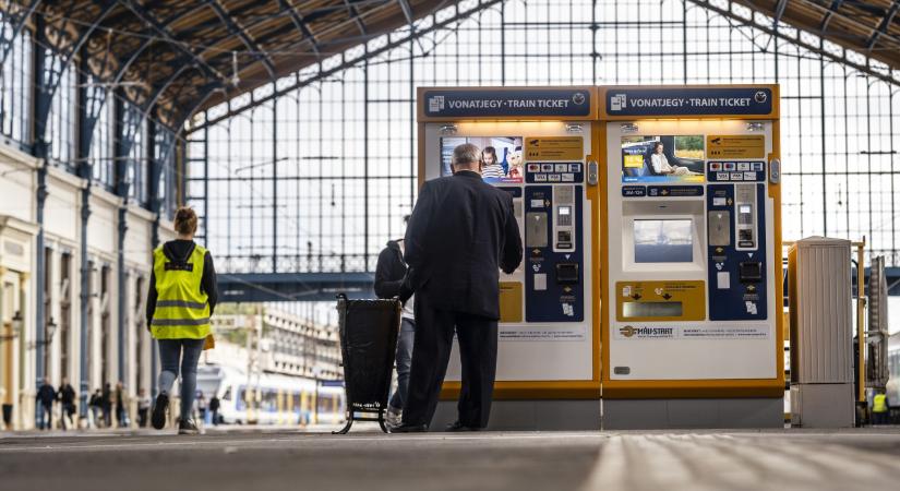 Nagyot hibázott a MÁV, mindenkinek fizetnek, Vitézy Dávid újra nekiment Lázár Jánosnak