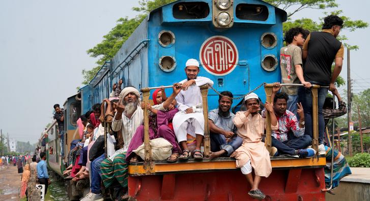 Sokkoló képek Bangladesből, így utaznak vissza munkába ezrek az ünnepek után