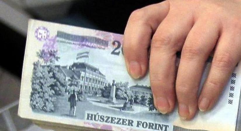Brutális visszaesés: alig veszünk fel készpénzt