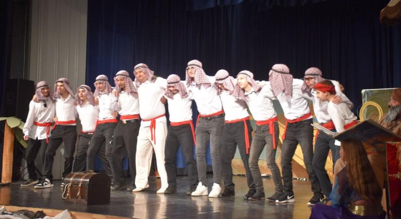 Aladdin Karcagra költözött: vastapsot kaptak az iskola dolgozói a jótékonysági bálon – videóval, galériával