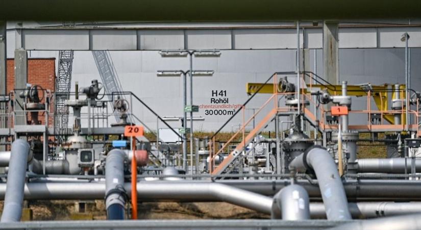 Felháborító: az európai uniós vizsgálóbizottság már közel két hete megérkezett Kijevbe, de a Barátság kőolajvezeték közelébe sem engedik őket