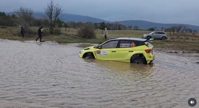 Hummer helyett ezúttal egy több mint százmilliót érő raliautó esett vízbe Veszprém mellett (videó)
