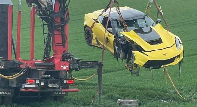 Méregdrága luxusautó szenvedett balesetet a főúton