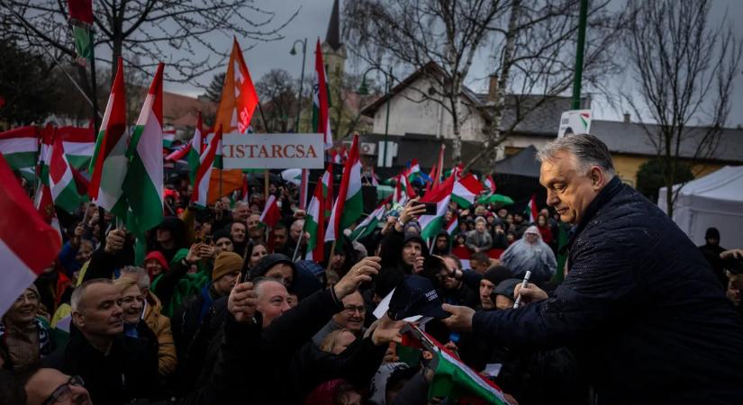 Esernyővel verték fejbe a tiszások Bohár Dániel riportert - Magyar Péter emberei egyre messzebbre mennek