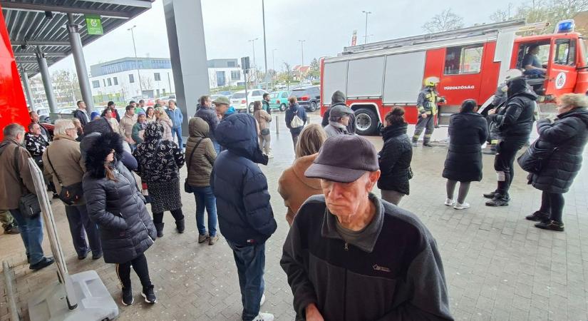 Ki kellett üríteni Szekszárd egyik legnagyobb bevásárlóközpontját (fotóval)