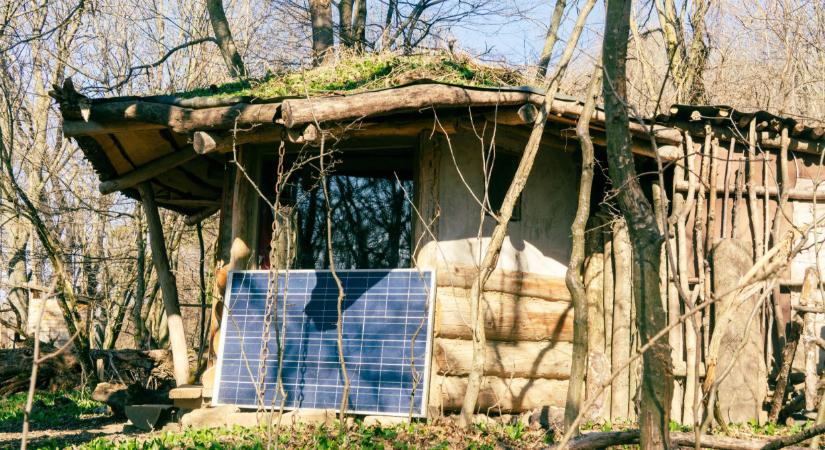 Meglátogattuk a magyar Robinsont: egyedül él az erdő közepén, devizahitele elől költözött kunyhóba