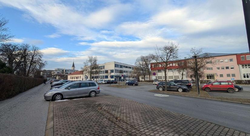 Változik parkolási rend a burgenlandi városban, több parkolóterület fizetőssé is válik!