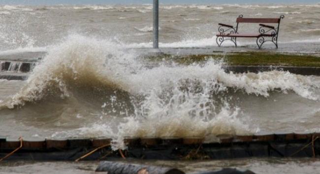 A Balatonnál megint orkán erejű a szél