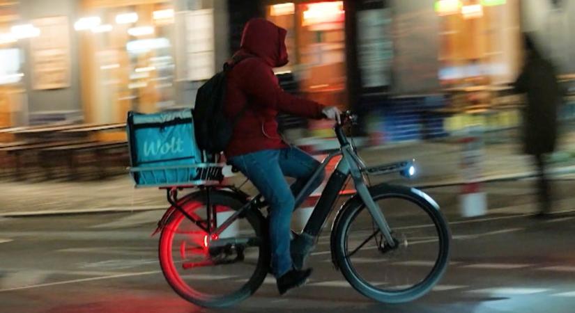 Túlhajszoltság, fekete foglalkoztatás, fenyegetőző munkáltatók – kizsákmányolt ételfutárok Berlinben