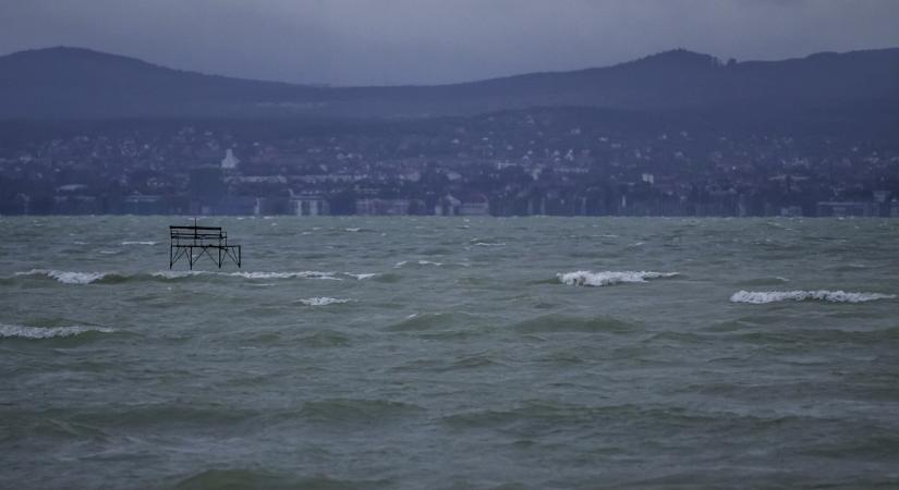 Ítéletidő csap le a Balatonra, extrém időjárásról jelentettek