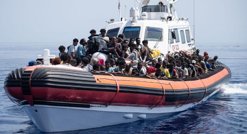 Kezdődik a borzalom: a tengerbe dobálták a halottakat a migránshajóról, Tusk közben meghívást küld