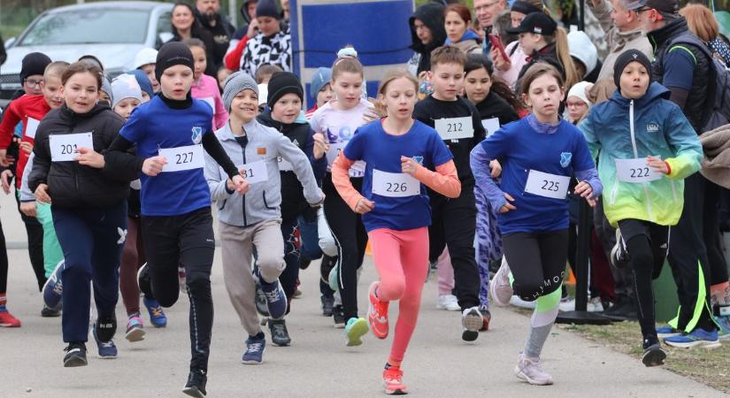 A kellemetlen időjárás sem tántorította el a futás szerelmeseit Szentkirályon – fotók