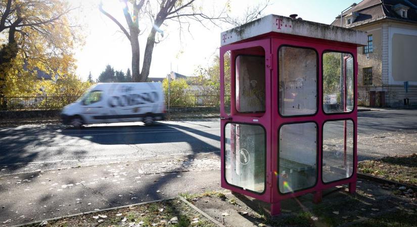 Eltűnnek a régi telefonfülkék Gyöngyösön
