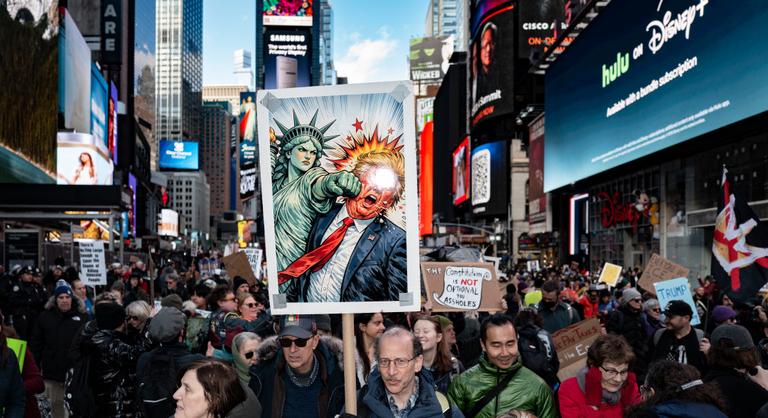 Több százezren vonultak utcára az Egyesült Államokban, Donald Trump ellen tiltakoztak