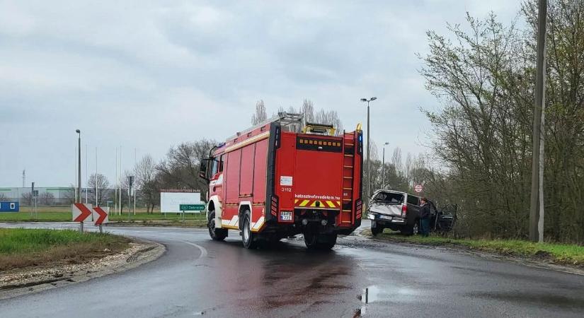 Szirénázó tűzoltóautó csapódott személyautóba Tiszaújvárosban – fotókkal