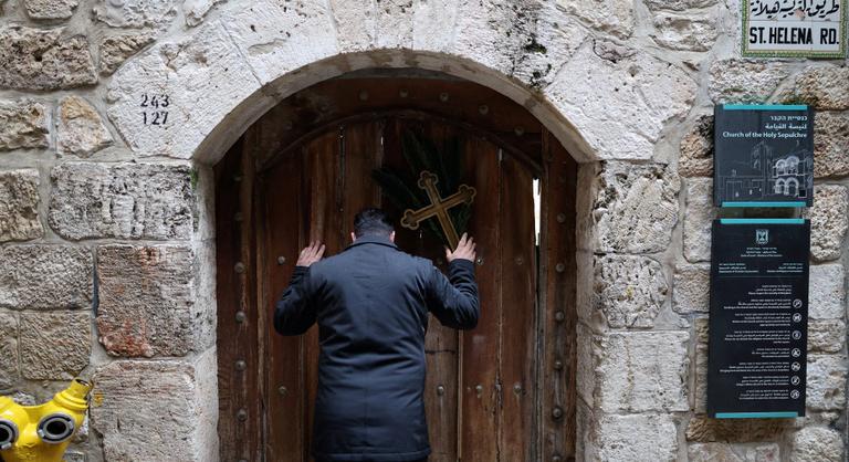 Diplomáciai botrány Jeruzsálemben, rendőrök kitiltották a pátriárkát a Szent Sírtól