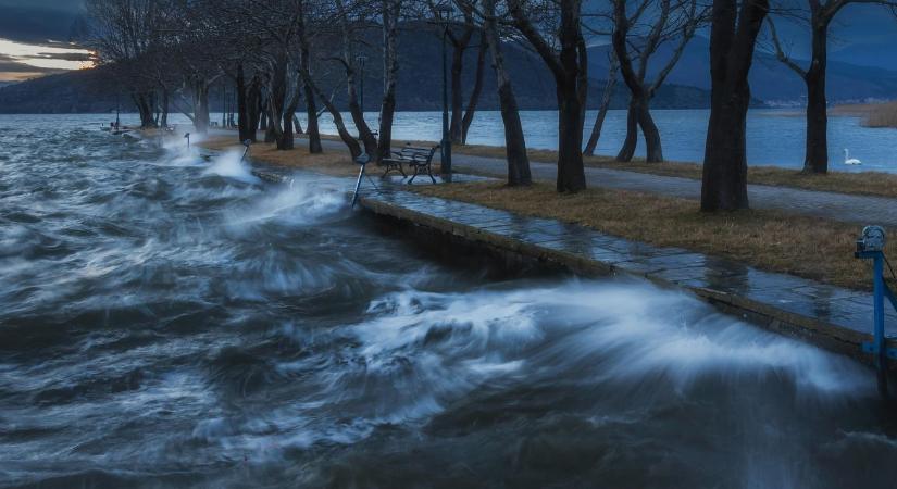 Ez brutális: orkán erejű szél a Balatonnál!