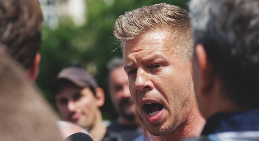 Esernyővel verték fejbe a tiszások Bohár Dániel riportert – Magyar Péter emberei egyre messzebbre mennek