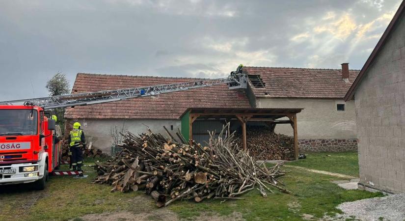 Cserepeket repített és kéményt döntött ki a szél Nicken - fotók