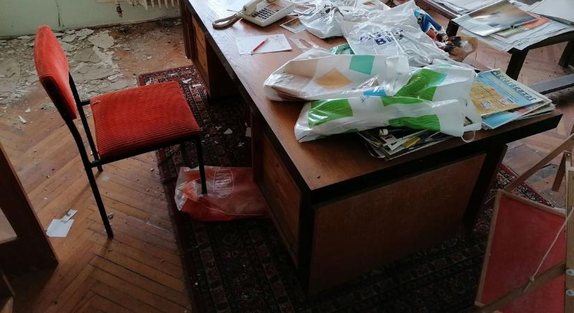 Urbex: elhagyott rendelő és irodák az Alföldön, megállt az idő ebben az épületben – galériával