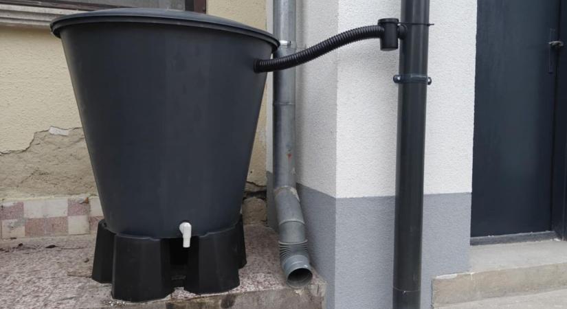 Osztják az esővízgyűjtőket a győrieknek, így néz ki a zöld edény