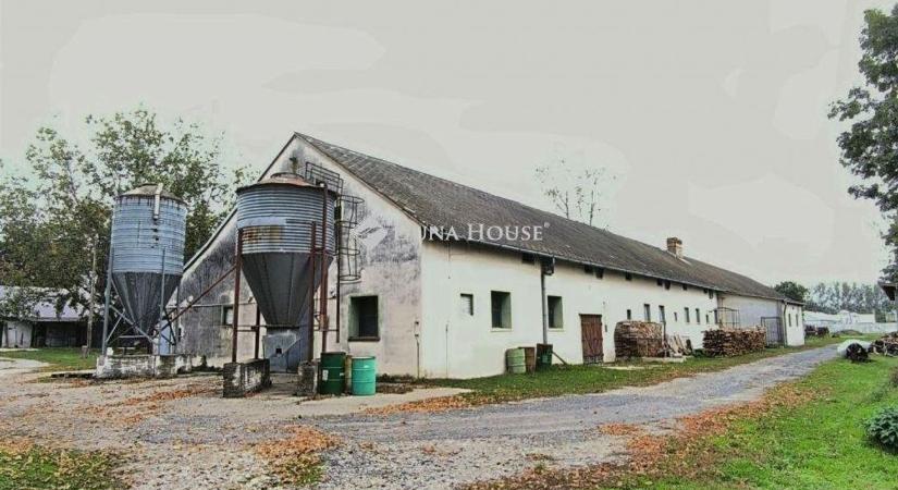 Eladó egy mezőgazdasági telep a Rábaközben, 400 millióért a tiéd lehet