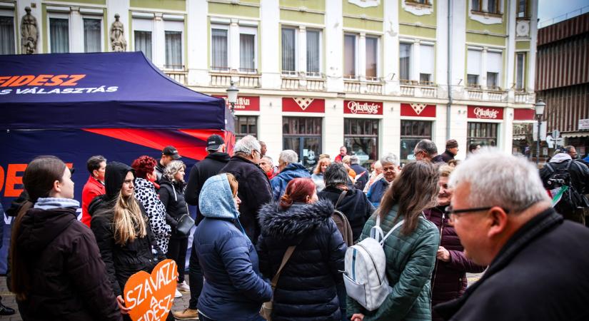 Máris óriási tömeg gyülekezik Békéscsabán – Fotó