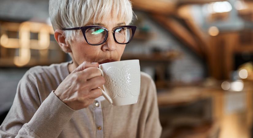 60 felett a sok kávét fogyasztók gyorsabb kognitív hanyatlást mutatnak egy friss vizsgálat szerint