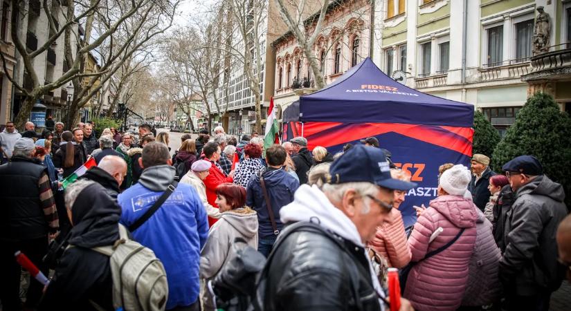 Kígyóznak a sorok: már most borítékolható, hogy telt ház lesz a békéscsabai országjáráson is