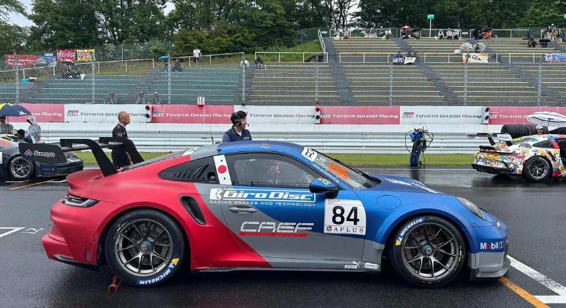 Videón a hatalmas baleset, ami miatt csúszott a Forma-1-es rajt