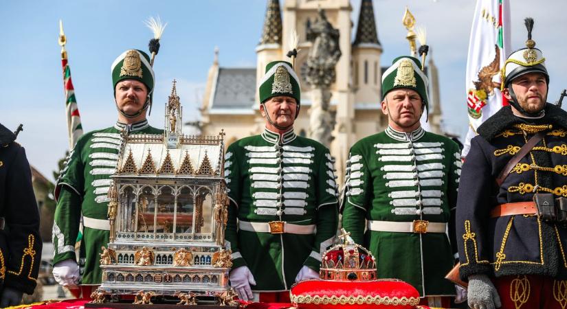A Szent Korona nyomában: különleges ereklyék a kőszegi főtéren (fotók)