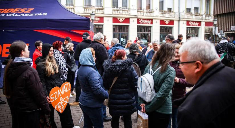 Hatalmas tömeg várja Békéscsabán Orbán Viktort - fotók