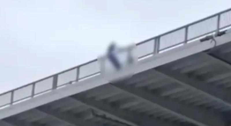 Halálugrás a hídról: videóra vették, ahogy a 21 éves lány mélybe veti magát