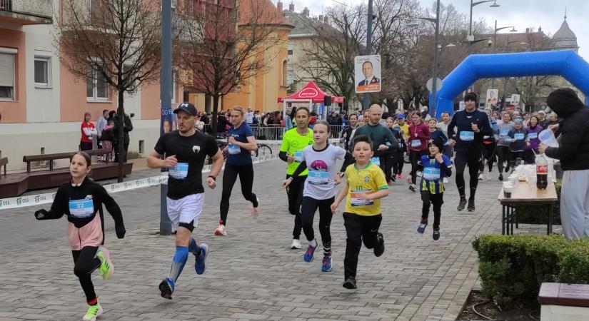 Négyszázan indultak az I. Hód-Fürdő Félmaratonon