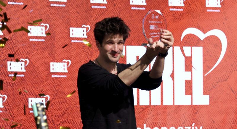 Minden várakozást felülmúlt: Ember Márk 27 órán át olvasott fel az Erkelben