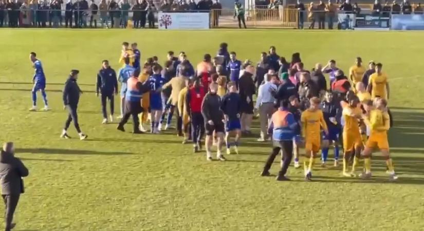 Botrányba fulladt az angol focimeccs, ütötték-verték egymást a játékosok – videó