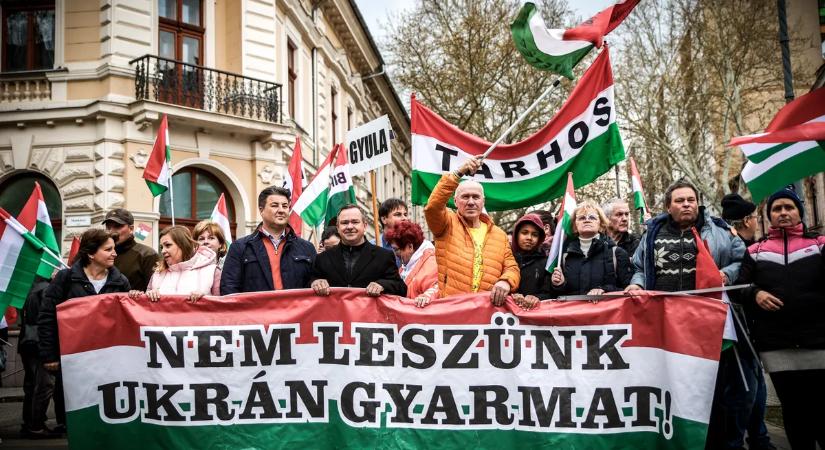 Rengeteg ember várja Orbán Viktort Békéscsabán, molinóval vonulnak az utcákon