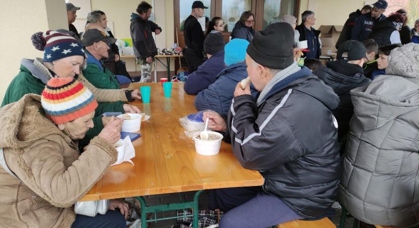 Desszertet is kaptak az Észak utcai ételosztáson résztvevők