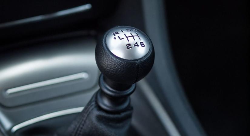 Üresben gurulsz motorfék helyett? Több kárt csinálsz mint hasznot