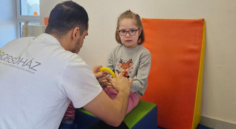 Csak hatan élnek ezzel a diagnózissal az országban – köztük egy tatabányai kislány is