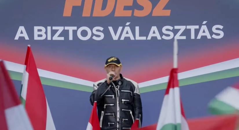 Felejthetetlen pillanatok: Pataky Attila ismét hatalmas tömeg előtt lépett fel Orbán Viktor országjárásán