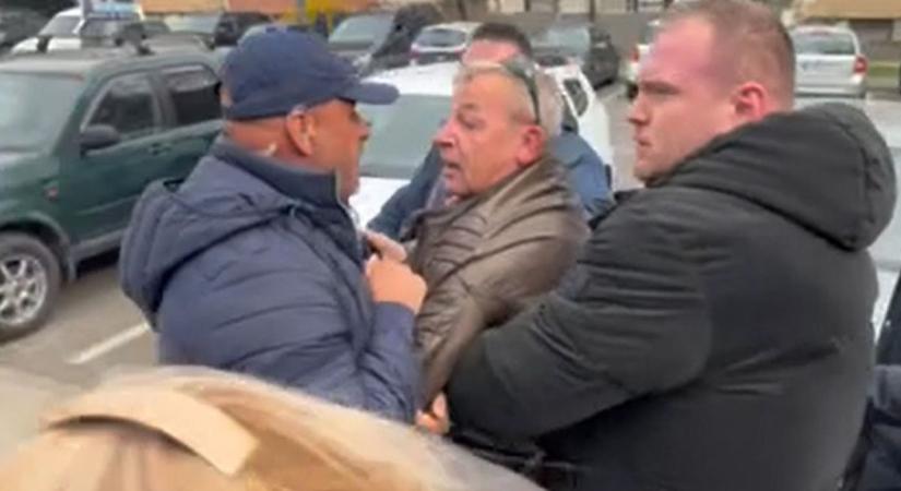 Agresszív tiszás verőemberek rángattak ki egy férfit, aki kérdezni akart Radnai Mark drogbotrányáról (VIDEÓ)