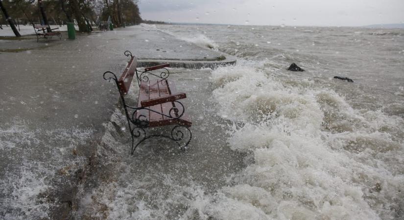 Orkánerejű széllökéseket mértek a Balatonnál