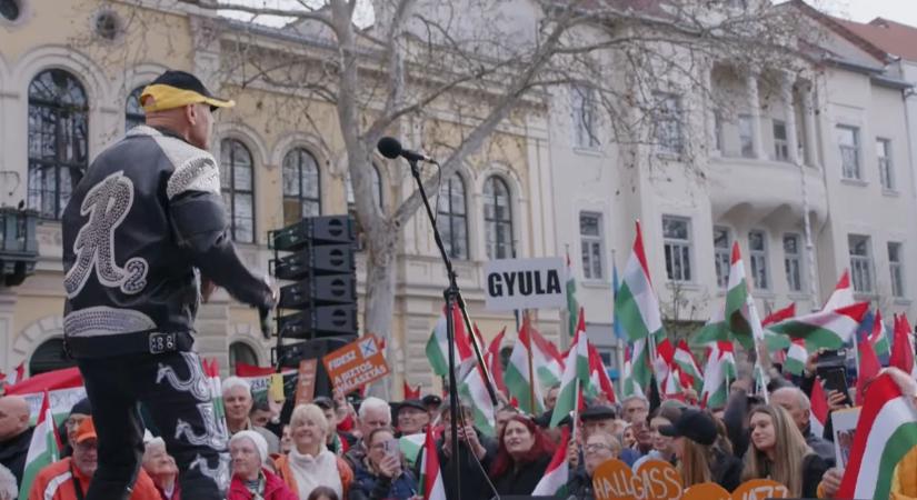 Hatalmas tömeg előtt énekelt az ország kedvence Orbán Viktor országjárásán