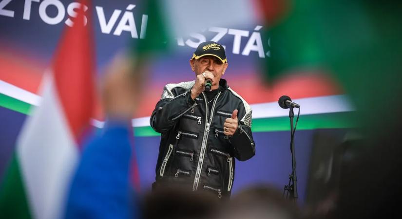 Pataky Attila ismét hatalmas tömeg előtt lépett fel Orbán Viktor országjárásán