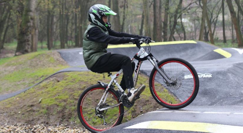 Az eső ellenére is nagy sikere volt az új pumptrack pályának Katonatelepen – fotók, videó
